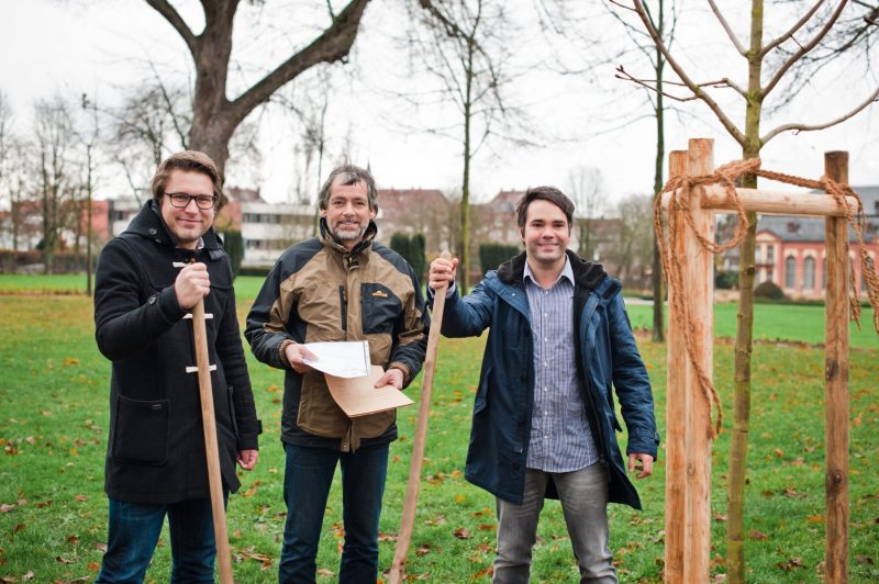 Baumpflanzung im Orangeriegarten Darmstadt, Gefährliche E-Mails, USB Stick Sicherheitsrisiko gefährlich, WLAN-Wireless-LAN-Sicherheit-Netzwerk, Telekommunikation, Internet, Hardware, Finanzierung, Netzwerk, Computer Notdienst