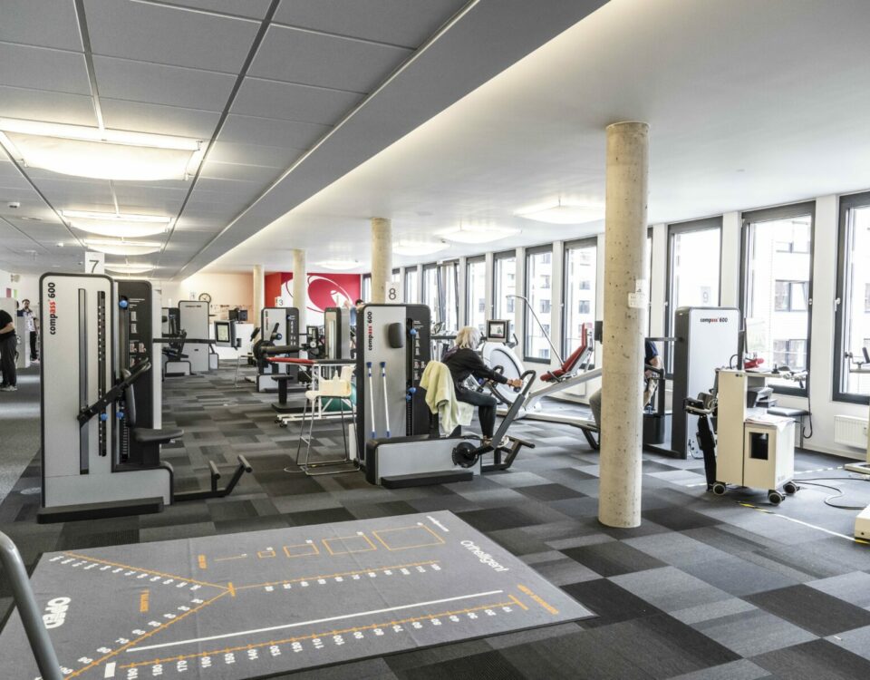 Beschaffung, Einrichtung, Reparatur und Wartung von Computer-Hardware, Peripheriegeräten (Drucker, Faxgeräte, Kopiergeräte, Scanner), Netzwerkhardware (Router, Switch); Beschaffung, Einrichtung und Hilfe bei der Fehlerbeseitigung von Internet-Anschlüssen sowie Beschaffung und Einrichtung von TK-Anlagen; Beschaffung, Einrichtung, Reparatur und Wartung von Betriebssystemen (Microsoft Windows, Linux); Beschaffung, Einrichtung, Reparatur und Wartung von sämtlicher Anwender-Software wie Office (auch Microsoft Office 365), Mail, Warenwirtschaft, Bildbearbeitung, etc.; Beschaffung, Einrichtung, Reparatur und Wartung von Computer-Netzwerken (Router, VPN-Verbindungen, WLAN-Netzwerke); Beratungsgespräche rund um das Thema IT; Planung, Installation und Wartung von einfacher und komplexer IT-Infrastruktur; Digitalisierung von Geschäftsprozessen und Einrichtung von papierlosen Büros; Virtualisierung von Bestandssystemen; professionelle Einrichtung von E-Mail-Accounts, Beschaffung von individuellen E-Mail-Adressen, Umzug von bestehenden E-Mail-Konten, individuelle Konfiguration der E-Mail-Konten; Dokumentation von einfachen und komplexen IT-Systemen; Beratung, Beschaffung, Einrichtung und Wartung von IT-Sicherheit (Firewall-Lösungen, Antivirus-Software, Datensicherungen, Verschlüsselungen, E-Mail-Archivierung gemäß GoBD); Beratung bezüglich Datenschutz und der DSGVO inklusive Datenschutzbeauftragtem; Beschaffung, Einrichtung, Wartung von Zeiterfassungssystemen; Beratung, Beschaffung, Einrichtung und Wartung von Branchenlösungen für Ärzte, Handwerker, IT-Dienstleister, Sozialdienstleister, Finanzdienstleister, Sportvereine, Hersteller, Händler und Großhändler; Einweisungen, Schulungen, Weiterbildungen und Training für Gerätebedienung, Betriebssysteme, Office-Software, etc.; Frankfurt am Main, Wiesbaden, Kassel, Darmstadt, Offenbach am Main, Hanau, Marburg, Fulda, Gießen, Rüsselsheim am Main, Bad Homburg vor der Höhe, Wetzlar, Oberursel (Taunus), Rodgau, Dreieich, Langen (Hessen), Neu-Isenburg, Maintal, Limburg an der Lahn, Viernheim, Hofheim am Taunus, Dietzenbach, Mörfelden-Walldorf, Bad Vilbel, Lampertheim, Bad Nauheim, Bensheim, Herborn, Taunusstein, Kelkheim (Taunus)